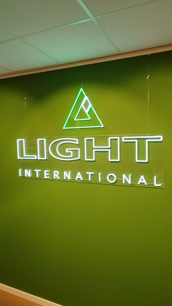 Overname LIGHT International
